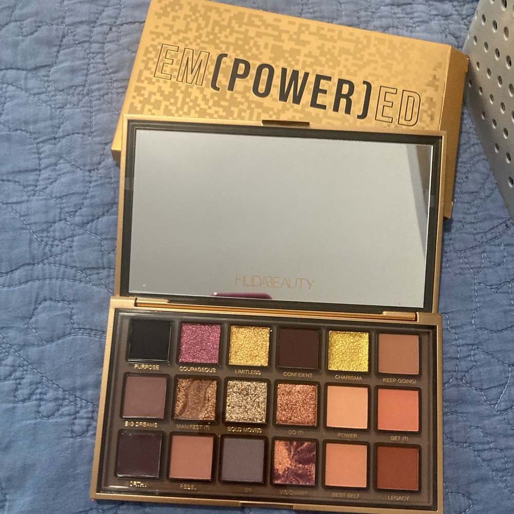 Huda beauty empowered eye shadow